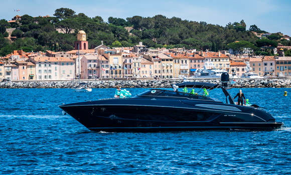 Rent a boat in St Tropez and cruise to Pamepelonne Beach!